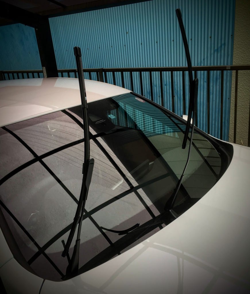 【BMW420iGC】ボンネット下に格納されているBMWのコンシールドワイパーを立てる方法＾＾