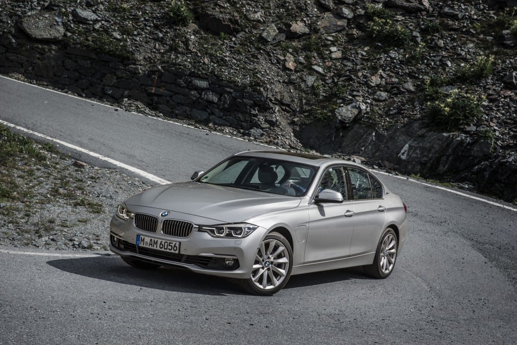 BMWプラグインハイブリッド「330e」「225xeアクティブツアラー」発売！気になるリチウムイオン・バッテリー交換や保証、自宅の充電用コンセントの設置費用や総走行可能距離に関して調べてみた＾＾