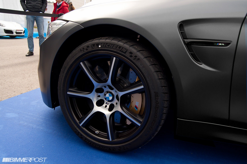 BMW M4 GTSに装着でようやく実用化されるカーボンファイバー製ホイールの実物の写真！価格は・・・