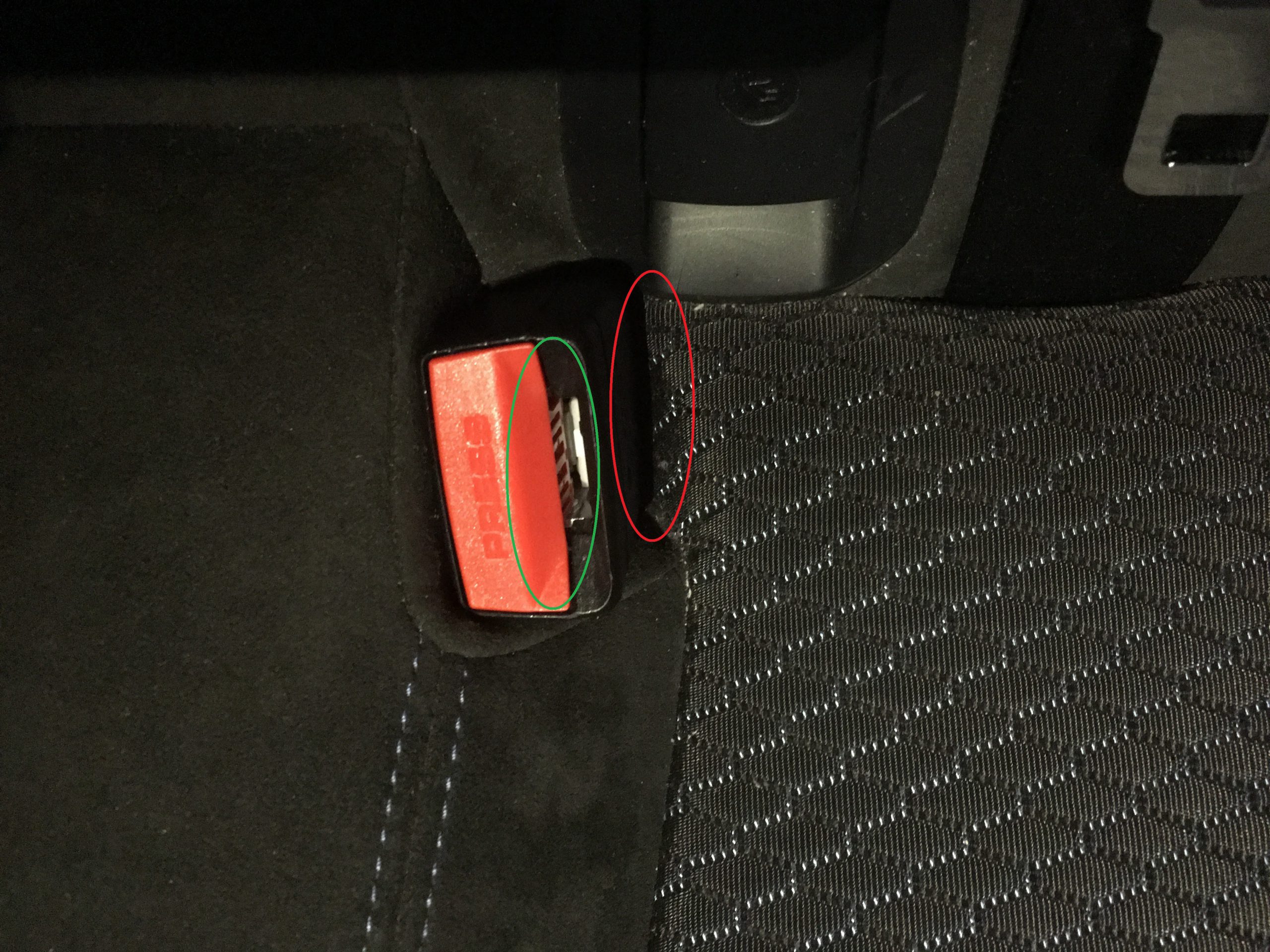BMW４シリーズグランクーペの後部座席のシートベルトの接続部付近から異音発生＆解決！