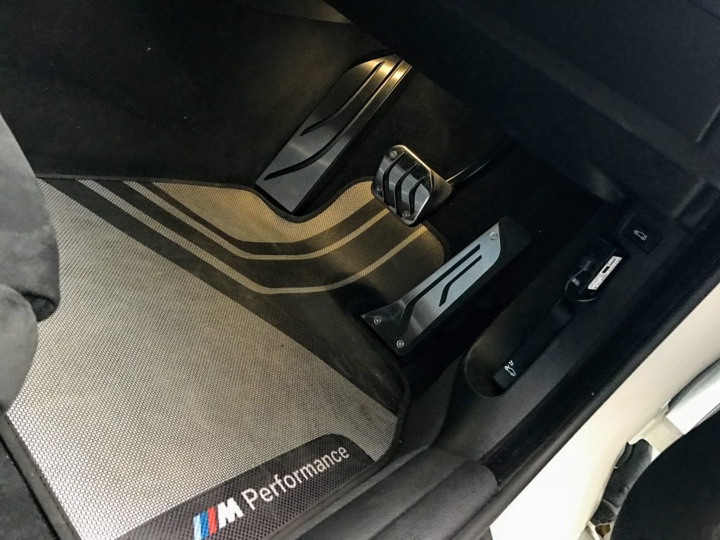 BMW４シリーズグランクーペに社外品ステンレススチールフットレストを加工取り付けしました＾＾