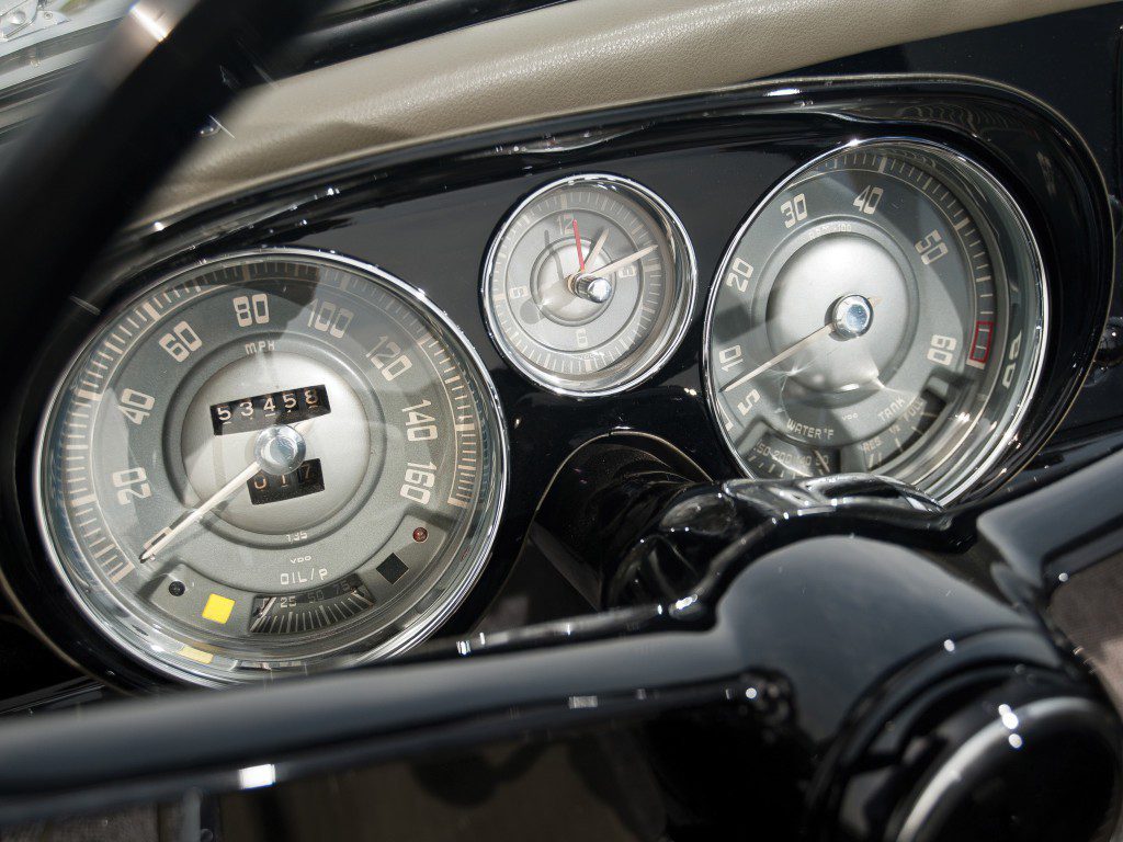 BMWのSNS投稿でダッシュボードのメーターの中心にアナログ時計があるモデルって？