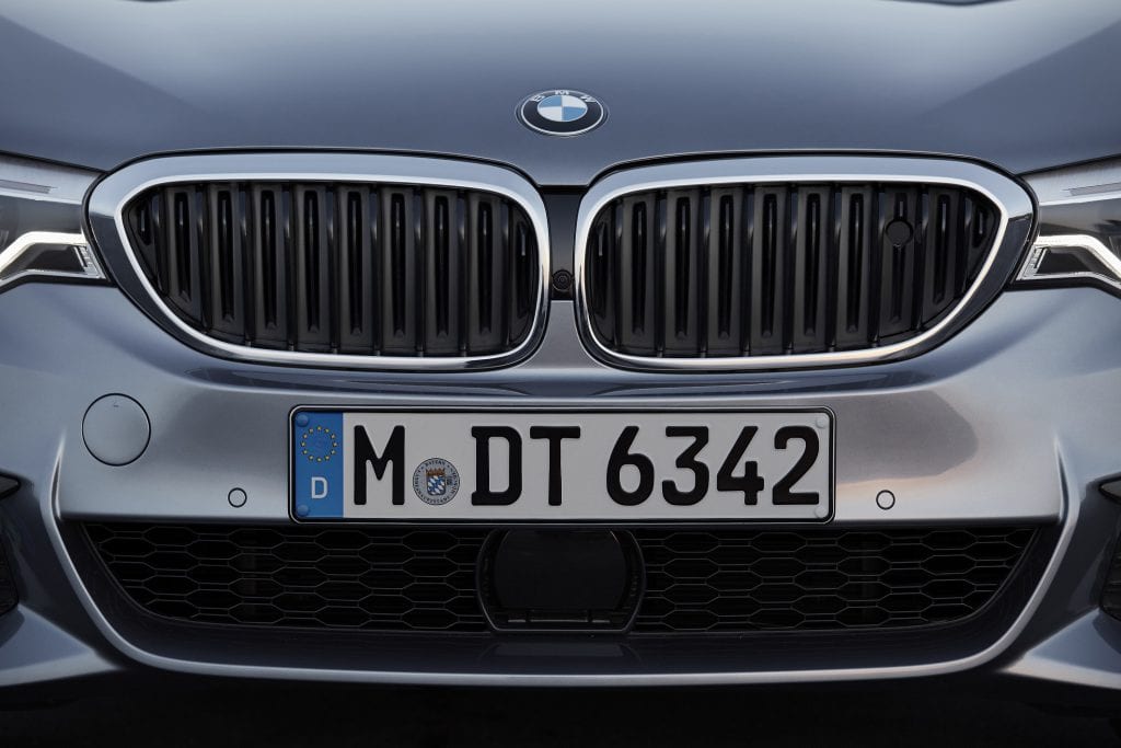 BMW新型５シリーズ(G30,G31),７シリーズ(G11)のキドニーグリルの間がブラックなのが言われると気になってきた＾＾；