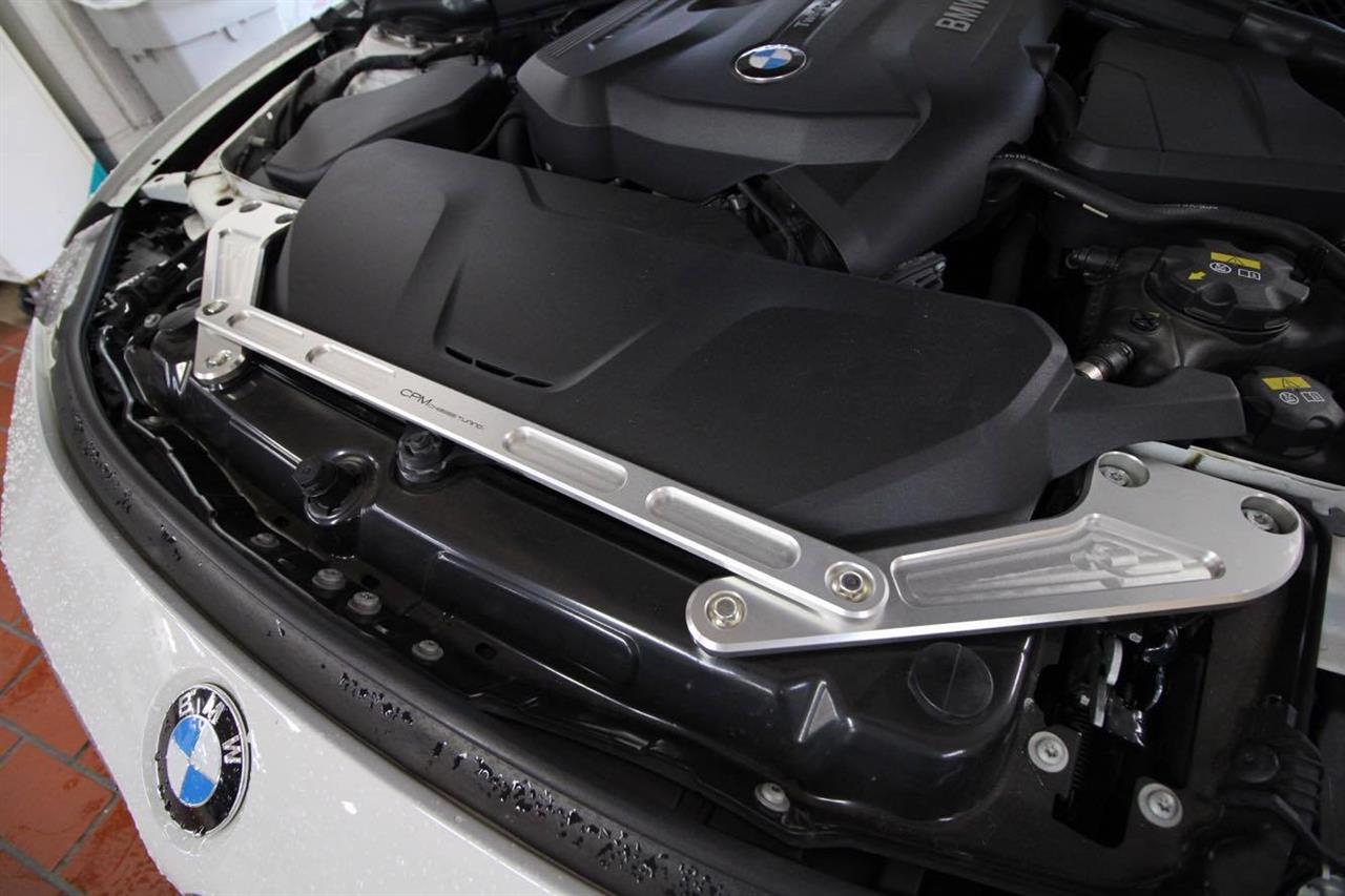 BMW F系1.2.3.4シリーズ用エンジンルーム内の補強パーツ「CPM フロントエンドブレース」発売！気になる価格は？