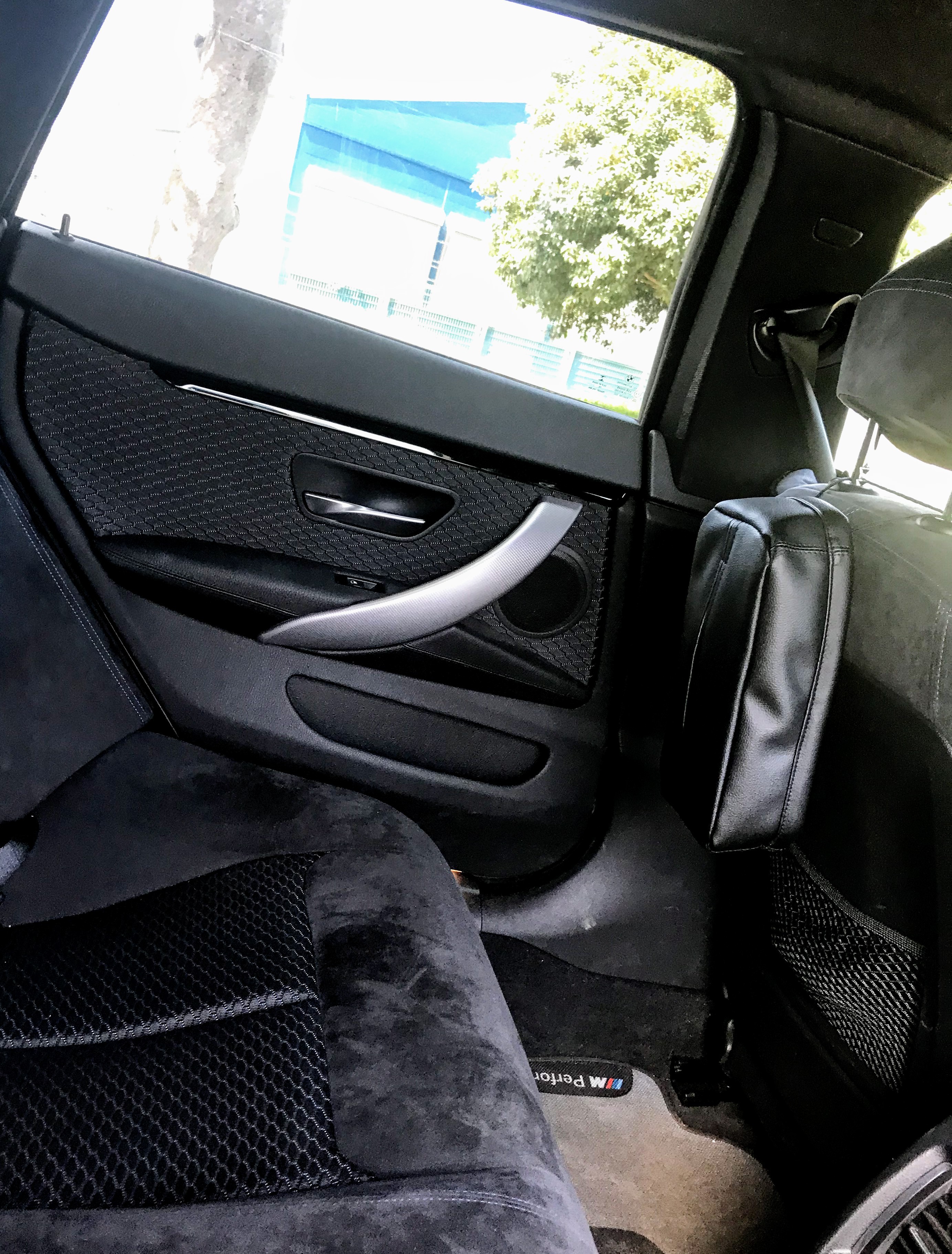 BMWの内装に似合う車用ブラックレザー調ティッシュカバーを購入して置いてみました＾＾