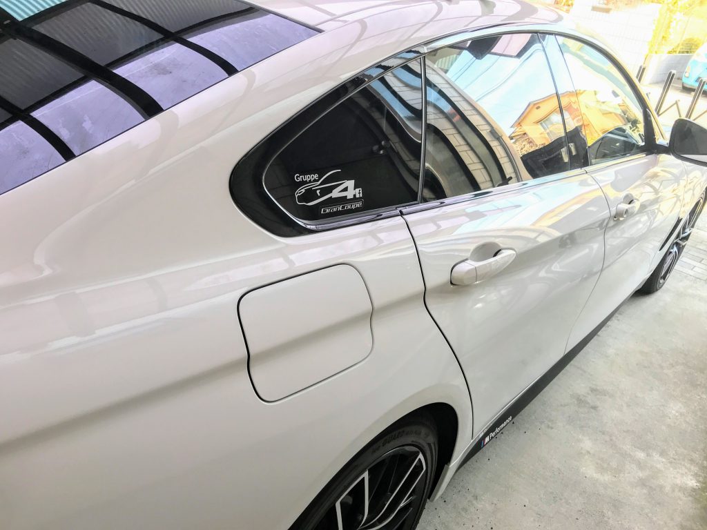 BMW４シリーズグランクーペにステッカー装着＾＾白かシルバーのどちらにするか悩みました＾＾；