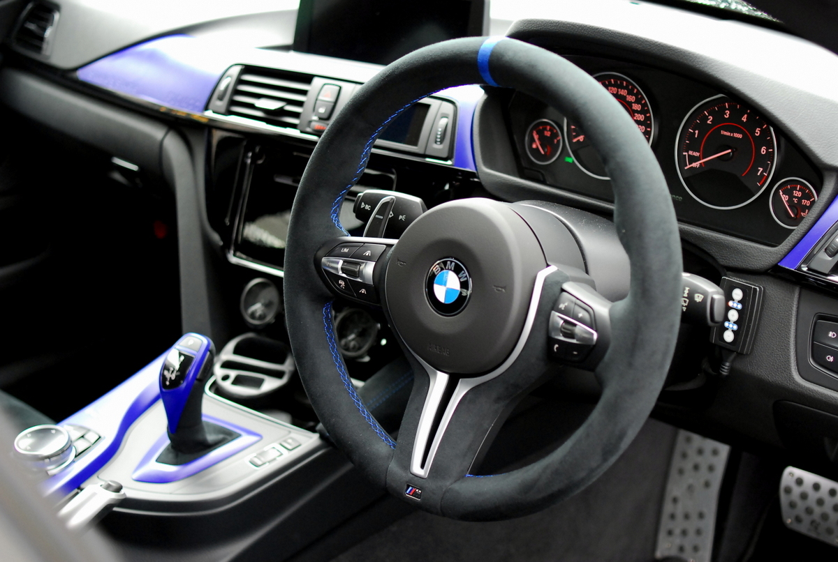 BMW純正ステアリングをアルカンターラで張り替え加工したステアリングに萌えました＾＾お値段は？