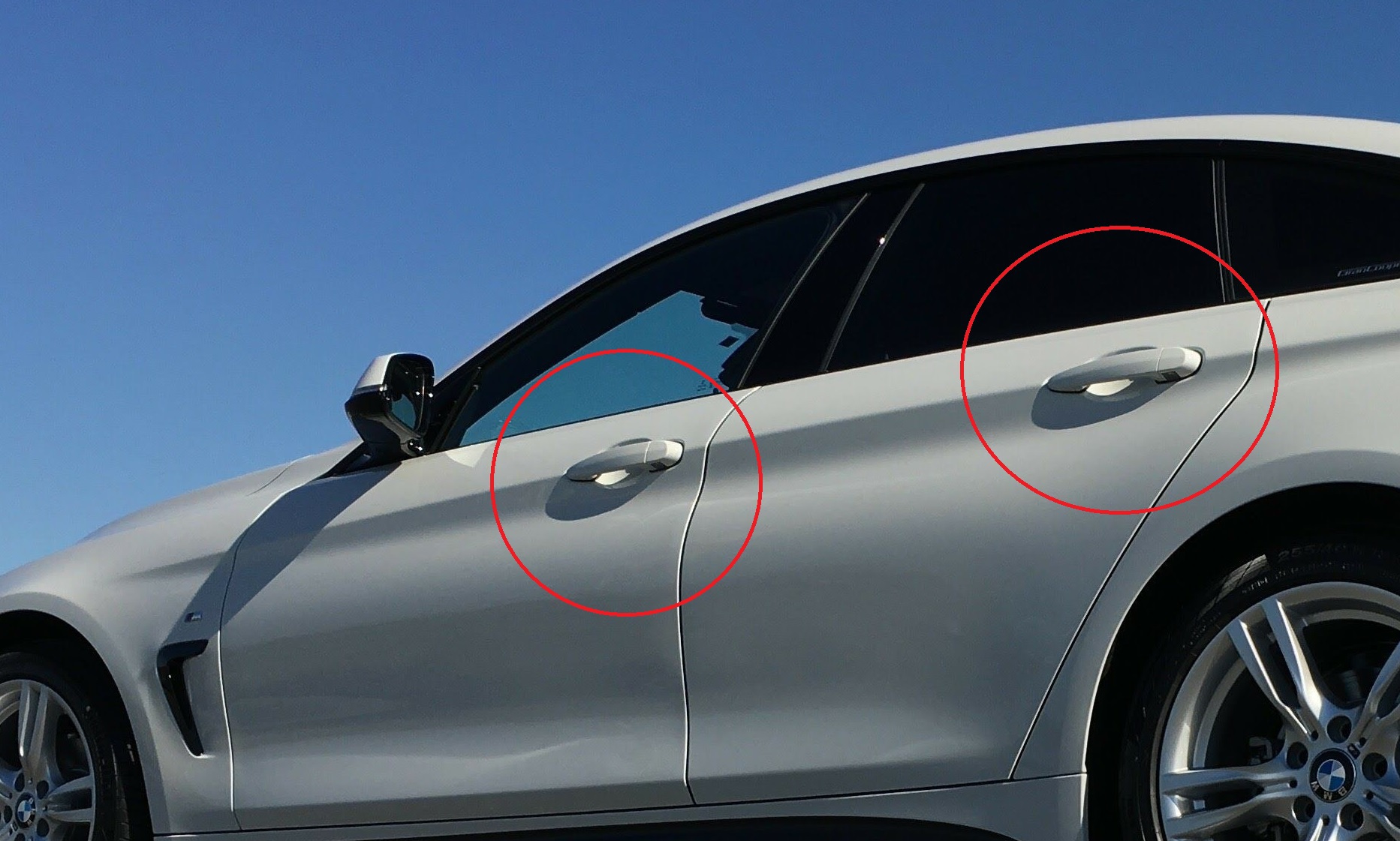 BMWのドアノブが上下に少し遊びがあって下に引っ張っても開かない理由とは？