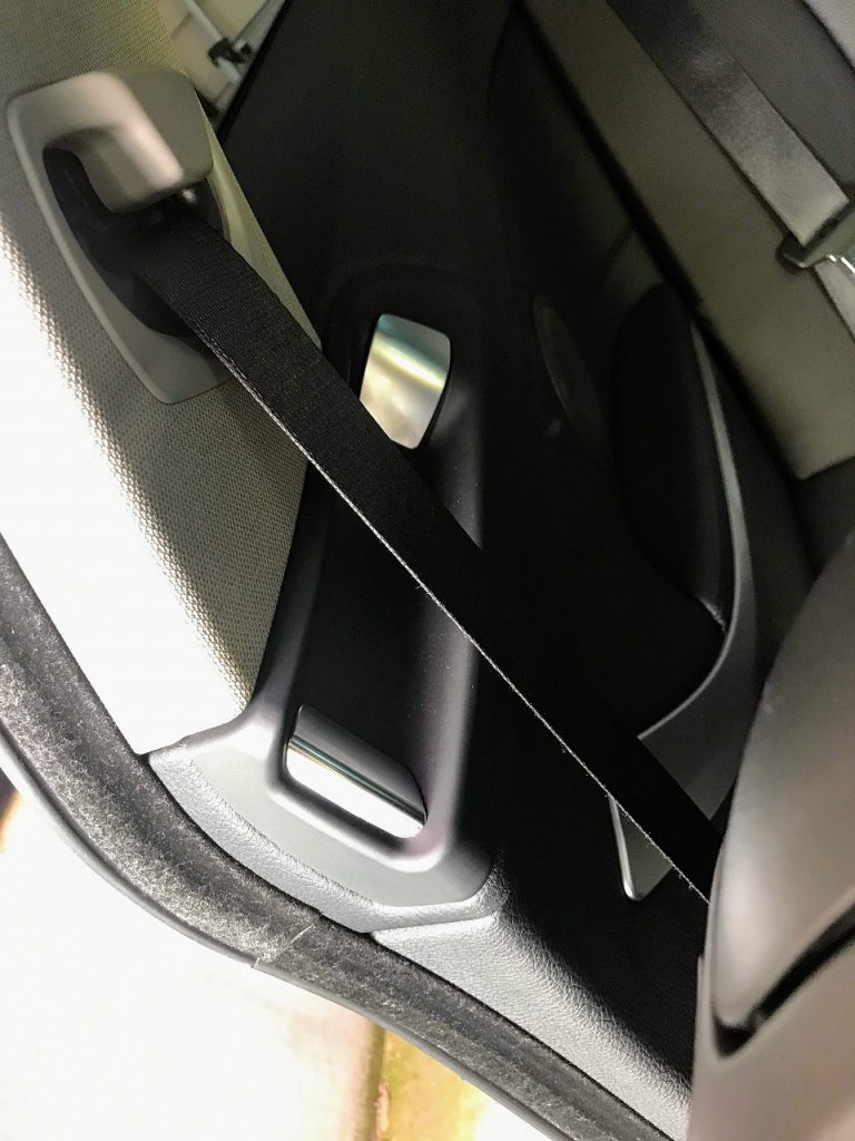 ALPINA D4(BMW F32)の運転席・助手席シートベルトを手元まで自動的に運んでくれる「電動シートベルト・ハンドオーバー」機能が便利＾＾