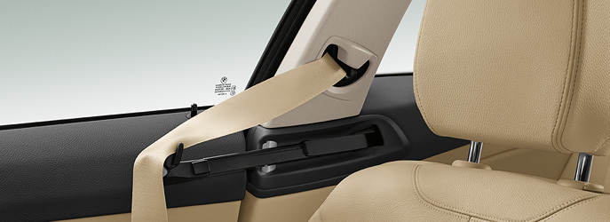 ALPINA D4(BMW F32)の運転席・助手席シートベルトを手元まで自動的に運んでくれる「電動シートベルト・ハンドオーバー」機能が便利