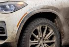 BMW新型X5がロサンゼルスモーターショーで泥だらけの汚れたボディで登場するという斬新な演出！理由は？