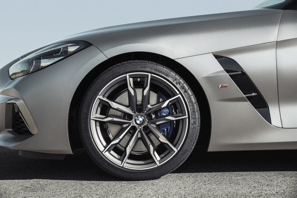 新型BMW Z4はベースグレード以外は脱ランフラットタイヤでラジアルタイヤを採用！理由は？
