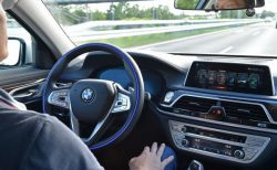 BMWが国内モデル初の手放し運転機能「ハンズ・オフ機能付き渋滞運転支援システム」を夏に導入予定！どんな機能？対応車種や現行車種にも後付けできるの？