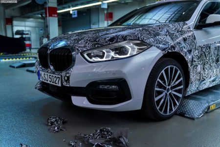 新型BMW１シリーズSport Line(F40)のカモフラージュを剥がしてちょいみせする写真をBMWが公開＾＾ワールドプレミアも近そう♪