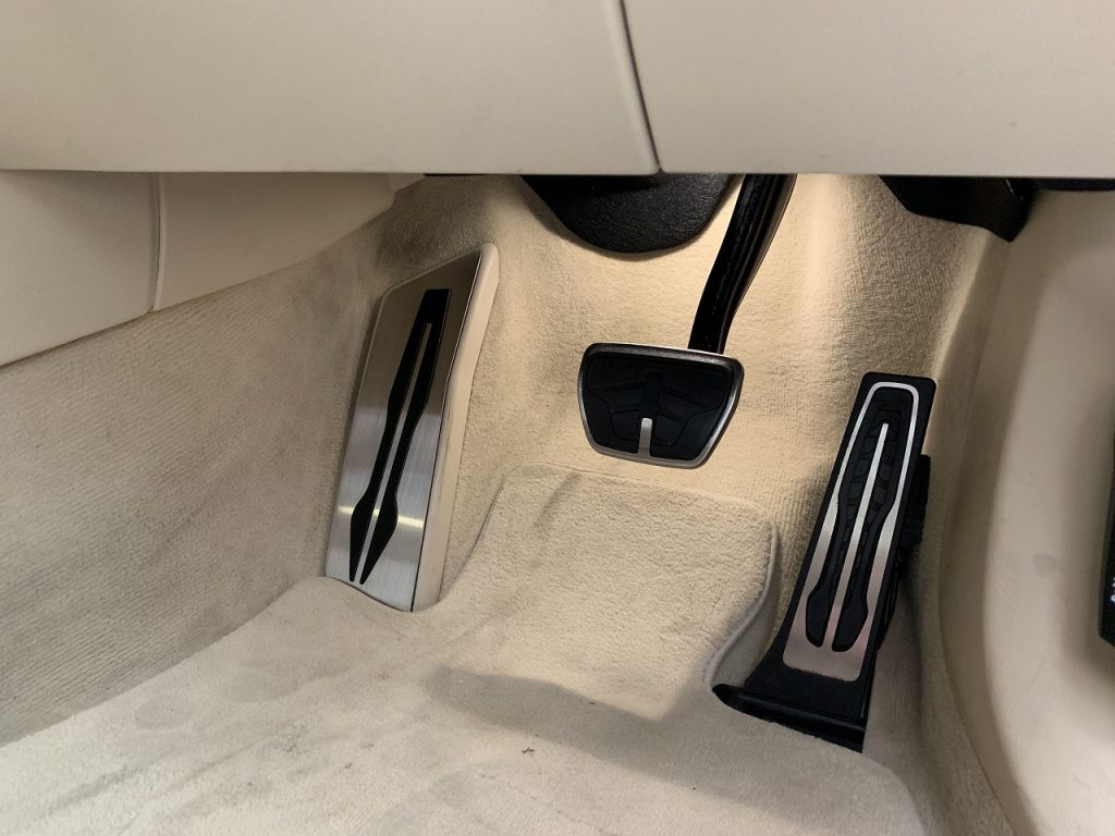 BMW G31にステンレスフットレストを装着しました♪フィット感＆実用性バッチリです＾＾
