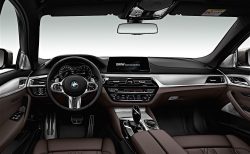 BMW５シリーズのアルミフットレストは左ハンドル車は標準装備なんですね。。。