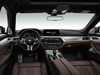 BMW５シリーズのアルミフットレストは左ハンドル車は標準装備なんですね。。。