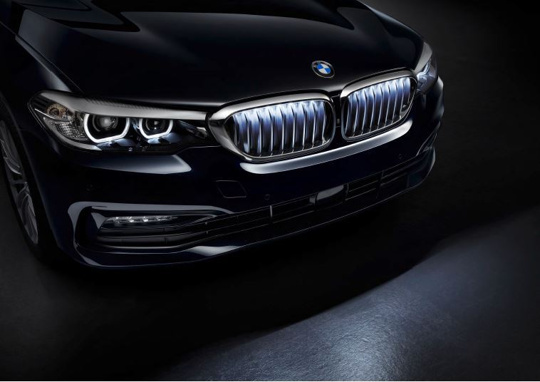 BMW新型X6に続いてBMW５シリーズ(G30,G31)にも光る照明付きキドニーグリルがオプション設定！？