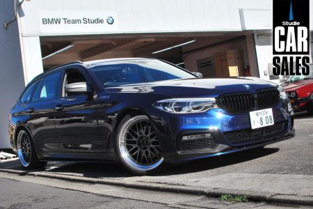 BMW5シリーズツーリング(G31)523dの内外装がブルーなオシャレにモディされたStudie横浜店デモカーが中古販売開始！