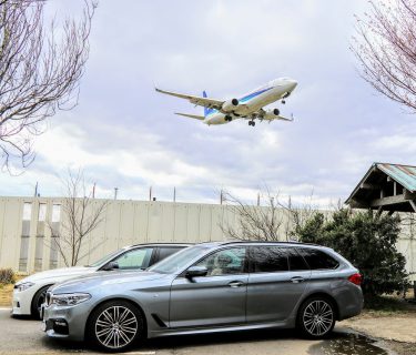 愛車BMW５シリーズツーリングと飛行機のツーショット写真＾＾