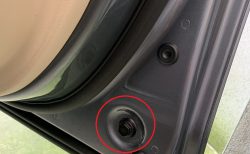 【BMW豆知識】BMWのドア室内側の突起物の意外な役割は？ただのネジかと思ってました(^_^;)