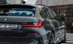 BMW3シリーズツーリング(G21)にも「318i」を追加！お買い得感あるがMスポーツは１点セダンと装備差あり。