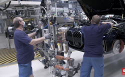 新型BMW4シリーズ(G22)の組立ラインやBMWのエンジン組み立て動画＾＾製造工程眺めてるだけでなんか楽しいです♪