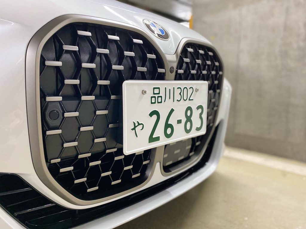 ホワイトボディに日本のナンバープレートがつけた実車の写真をAbe BMWディーラーさんが公開してますね＾＾