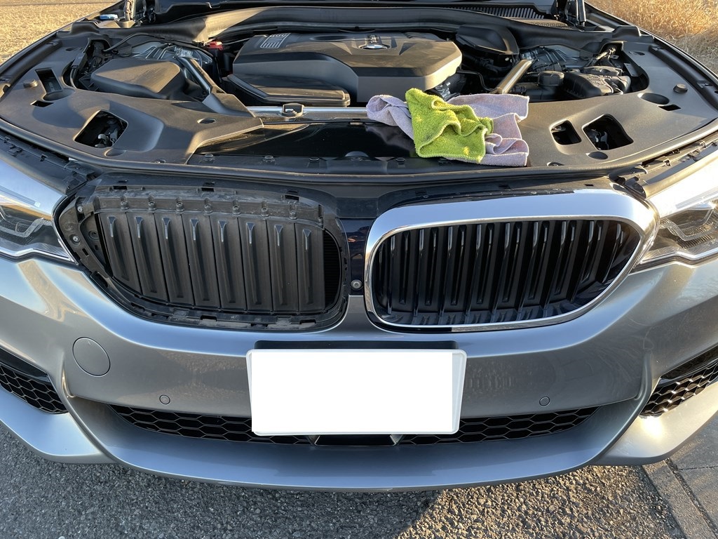 愛車BMW５シリーズツーリングのキドニーグリルを交換する為に外してみました。G30・G31のグリルの外し方は簡単ですね♪