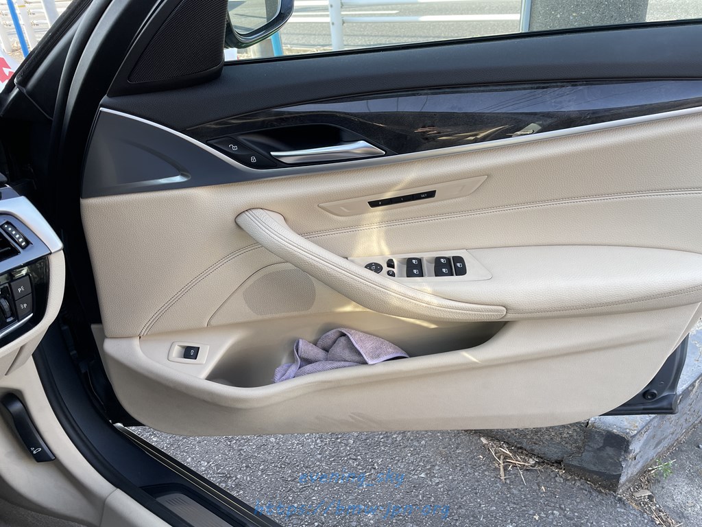 BMWのドアの開閉角度について。5シリーズは3段階ですが、7シリーズは特別で強風や開きすぎ防止に考慮されています。 Evening Sky