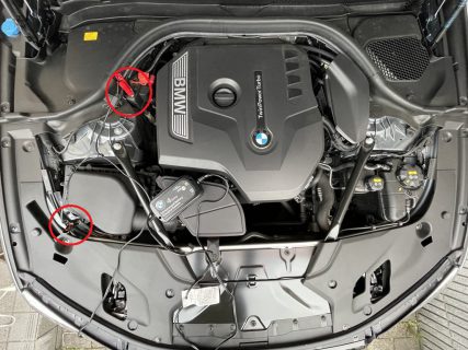 BMW G31のバッテリー充電しました(^^)今回はボンネット下のエンジンルームから充電してみたのですが・・・