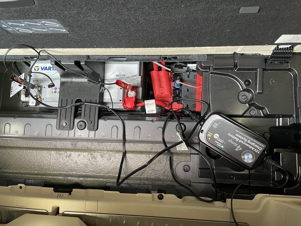 雨が多く全然愛車BMW G31に乗れてないのでバッテリー上がり対策のためBMW純正バッテリー充電器で充電しました(^^)
