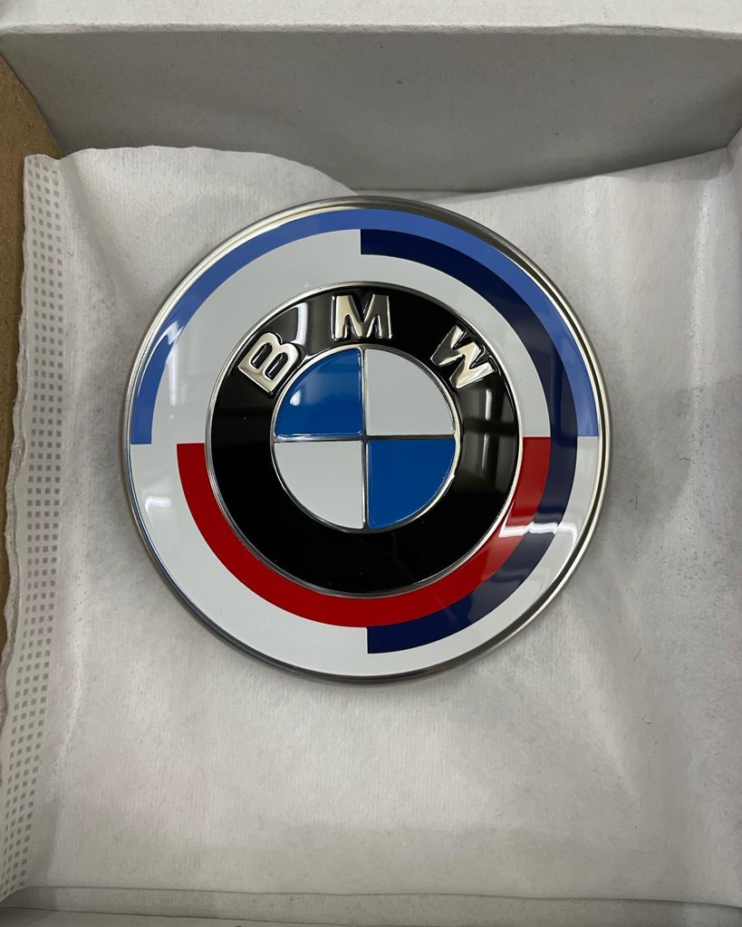 BMW純正M HERITAGE エンブレム(M 50周年)51148087194 - 外国自動車用パーツ