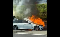 現行BMW5シリーズツーリング(G31)が中央道八王子付近で炎上！ドライバーはとっさの対応で無事、けが人もなし。