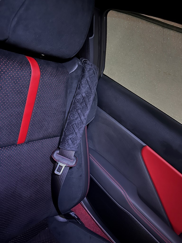 トヨタ純正GRシートベルトパッドカバーが硬かったのでやわらか素材のシートベルトパットに買い替えましたがコスパ最高(^^)【GR86パーツレビュー】
