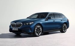 BMW新型「5シリーズ ツーリング(G61)」発売！ディーゼル(523d)とEVモデル(i5ツーリング)のみでガソリン車は導入なし。価格設定は？